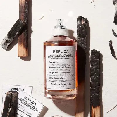 Gliss Beauty | By the Fireplace | Rememore el reconfortante fuego en una mañana de invierno Maison Margiela By The Fireplace Eau De Toilette 100ml – Perfume Amaderado